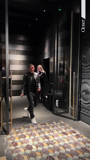 ⚽️🌙 Marco Verratti aperçu à la sortie du Costes Soirée parisienne pour Marco Verratti ! L’ancien milieu de terrain du PSG a été photographié à la sortie du célèbre Hôtel Costes dans la capitale. Toujours très discret mais élégant, le footballeur italien a quitté l’établissement sous l’œil des photographes, dans l’un des spots les plus prisés des célébrités à Paris. 🔥 Verratti toujours aussi attaché à Paris ! 👇 Vous aimeriez le revoir jouer en Europe ? ⚽️ #Closer #Bestimage #MarcoVerratti #Hot