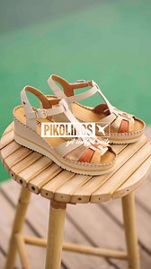 La sandalia de cuña que no te querrás quitar. Cómoda y elegante, la sandalia Aguadulce, es ligera y fácil de poner y quitar gracias a su cierre adherente. ¡Siente la comodidad Pikolinos! | Pikolinos