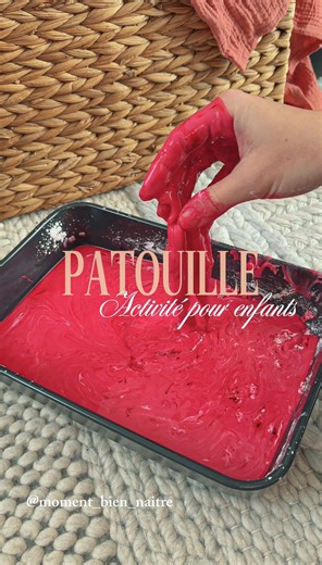 Recette d’activité sensorielle : la Patouille Aujourd’hui je vous partage une activité toute simple, douce et ludique à proposer aux tout-petits : la patouille ! Une expérience sensorielle qui stimule le toucher, la curiosité et la créativité… tout en étant très facile à réaliser à la maison ou en crèche 💛 🧪 La recette : • 3 doses de maïzena • 1 dose d’eau • Quelques gouttes de colorant alimentaire On mélange… et la magie opère ! Tantôt liquide, tantôt solide, la patouille intrigue et apaise à