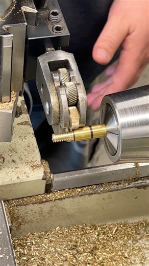 Austin Saunders on Instagram: "Push knurling without tailstock support? Watch that deflection 👀🔧�Knurling puts serious side load on the part—without backup, things start to bend fast. Always support long or thin stock to keep your pattern clean and your part true. A scissor style knurler would be a better option if no tailstock support is an option. #Knurling101 #LatheTips #MachinistLife"
