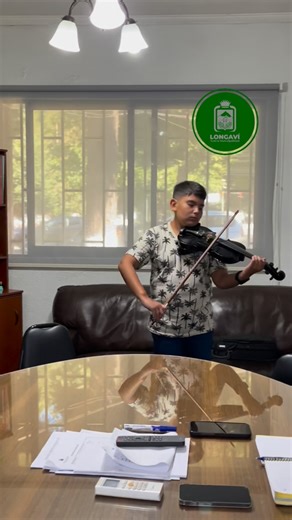 Ilustre Municipalidad Longaví on Instagram: "🎶 Hermosa sorpresa musical en el municipio 🎶 Esta mañana, nuestro alcalde Jaime Briones Jorquera recibió una linda sorpresa musical. El estudiante Víctor Arce, de la Escuela Pedro Alessandri Vargas de Llanos Las Piedras, deleitó a los presentes con todo su talento en el violín 🎻, demostrando que es una verdadera promesa local que busca integrarse a la Orquesta Juvenil Melodías del Quiñe. La máxima autoridad comunal destacó el talento del joven estu