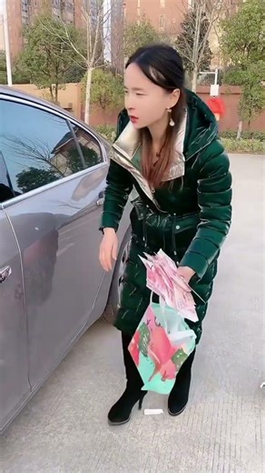 The scene of a kind-hearted lady helping her hand #helpothers #kindness #inspiration