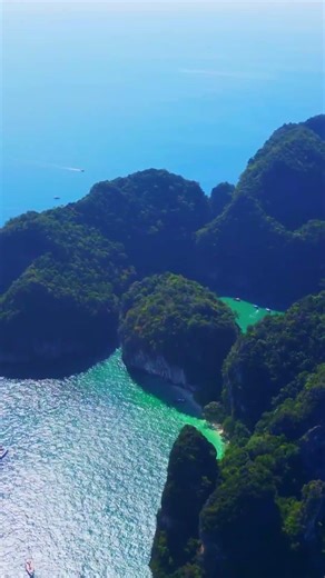 Lose yourself in the emerald landscapes and quiet countrysides of Asia!