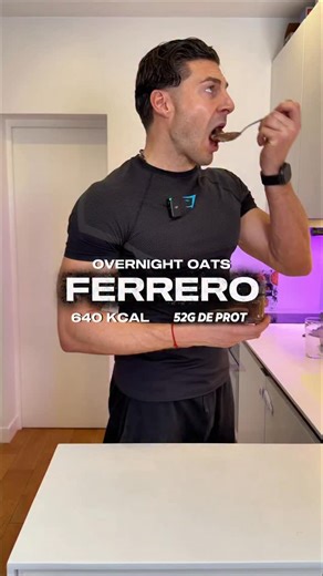 QUENTIN BOURREAU 🇫🇷 FITNESS on Instagram: "🍫 FERRERO OVERNIGHT OATS 🌰 🔥 INGRÉDIENTS 🔥 BASE 1 - 30g de flocons d’avoine - 15g de poudre de noisette 🌰 - 15g de graines de chia - 10ml de lait de ton choix 🥛 - 20g de poudre de cacao 🍫 - Un peu de miel BASE 2 - 1 ou 2 scoops de whey isolate @prozis - 100g de skyr ou fromage blanc - 10g de nocciolata - 10g de noisettes 🌰 - Aromatisant vanille - 15g de chocolat 90%+ de cacao 📊 Macros pour un muffin → 640 kcal / 52g prot / 45g glucides / 32g