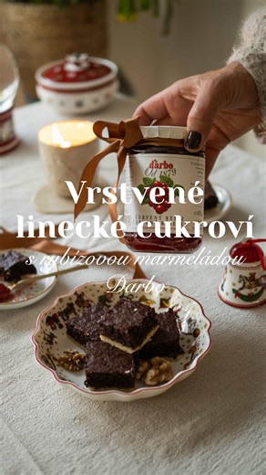 Lucie Novakova on Instagram: "Vrstvené linecké cukroví ✨ Tohle cukroví znám od své tchýně. Poprosila jsem jí o recept, který nechával velký prostor pro kreativitu, takže jsem zkoušela a zkoušela. S výsledkem jsem moc spokojená. Křehké linecké těsto doplněné o rybízový džem @darbo_official_cz a sladkou ořechovou vrstvu. Dá se říct, že jde o klasické linecké cukroví 2.0 bez zdlouhavého promazávání. Ingredience První vrstva | linecké těsto * 70 g moučkového cukru * 140 g másla * 210 g hladké (špald