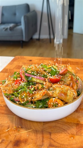 Crispy Dumpling Salad 🥗✨ 🥟 Dumplings 🌿 Arugula 🥒 Cucumber 🍅 Cherry tomatoes 🧅 Green onions 🫚 Chili crisp 🫙 Soy sauce 🧄 Garlic 🫚 Sesame seeds 🍋 Rice vinegar 🫚 Chili oil You pan-fry the dumplings until golden and crispy, toss them with all the fresh veggies, then drizzle that spicy soy dressing over everything so it soaks right in. The crunch, the heat, the savory | Dr. Vegan