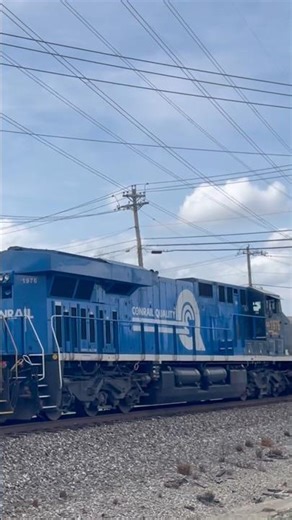 CSX Conrail HU moving slowly at Cincinnati, OH! #csx #train