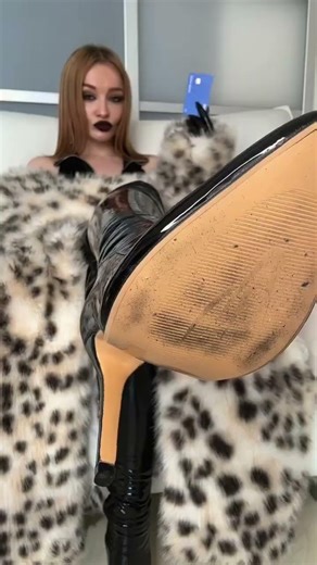 How to Mix Leather Gloves into a Modern Glam Outfit #fashion #trends #leather #highboots