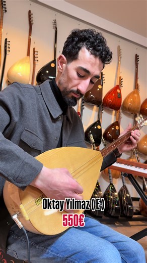 ⸻ Oktay Yılmaz E-Class Mit Fishman Equalizer Nr. 202 —————— Preis: 550 € —————— Spezifikationen: Korpus: Ahornholz (Kelebek) Decke: Kanadische Zeder (Kanada Kapak) Hals: Mahagonie (Maun) Wirbel: Weiße Buche (Ak Görgen) —————— Inklusive Zubehör: ✔️ Profi-Tasche (Çanta) ✔️ Ersatzsaiten (Tel) ✔️ Plektren (Mızrab) —————— 🌍 Weltweiter versicherter Versand 📦 💳 Ratenzahlung möglich über unsere Webseite: www.azad-music.com —————— Anfragen & Bestellung: Azad Music Hochstraße 80 44866 Bochum 📱 WhatsAp