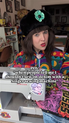 ⭐ 🅡🅔🅣🅡🅞-🅢🅟🅔🅒🅣🅘🅞🅝 ⭐ on Instagram: "This is the first sewing machine I bought after using my mom's Singer sewing machine from the early 2000's. It still works fine and I've upcycled close to 400 denim jackets with it. Take that 😬🥰🪡 @singernorthamerica #denim #sewing #singersewingmachine #upcycle #upcycling #fashion #rocknroll #fashiondesigner #isew"