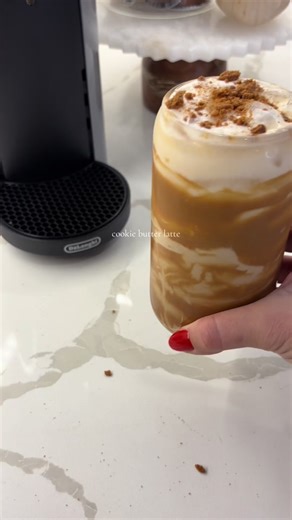 cookie butter latte ✨🤎 how to make ⬇️ (1) take a spoonful of biscoff cookie spread and place it in a cup: brew some espresso over it (2) when it’s done, be sure to mix so it’s well combined (3) take 2 spoonfuls of biscoff and smudge it all over the inside of your glass cup (4) add some ice, the fresh brewed espresso & your milk of choice (5) to your frother, add some milk, 1 spoonful of biscoff & 1 pump of vanilla - froth together (6) add the cold foam on top of your iced latte & top it with so