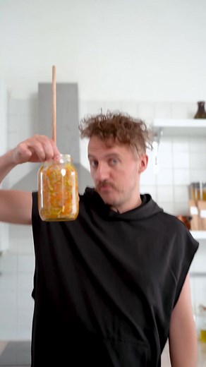 Кабачки по-корейськи рецепт👇 Готуються максимально просто і часу на це багато не треба. Вриваєтеся в кухню, трете на тертку 1 кг кабачків і 500 г моркви, отак швидко, чікс-чікс, 4 цибулини ріжете соломкою (і нема часу плакати). Додаєте до овочів 1 ст.л солі, 1 ч.л цукру, 250 мл олії, тушите все 10 хвилин, додаєте 30 мл оцту і тушите ще 5 хвилин. Змішуєте з часничком (1 голівка), 1 ч.л коріандру і 1 ч.л гострого перцю. Вжух все в стерилізовані банки, закрутили, перевернули і побігли по своїх спр
