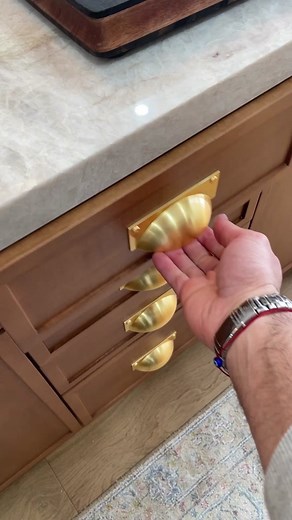 Grilled Tri-Tip with Salsa Rossa Piccante… charred on the outside, juicy in the middle, and loaded with wood-fired flavour. The roast is marinated in a combination of herbs & spices, grilled whole on my @Traeger Grills in the style of Santa Maria BBQ, and basted with a garlicky, oil and vinegar. To keep track of the cook, I used a @MEATER probe. It records internal and ambient temperatures and sends estimated cook times right to your smart phone. I also made a spicy tomato salsa studded with cha