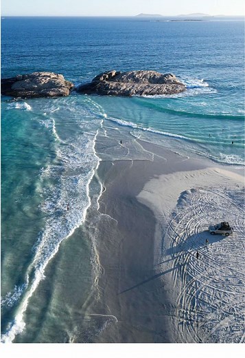 Wylie Bay, Esperance—where the ocean meets pure magic. Golden sunsets, white sand you can 4WD on, and crystal-clear waters that feel like the edge of the world. This slice of Western Australia needs to be on every Aussie road trip bucket list. Save this spot. Share it with your travel crew. Because Wylie Bay is calling. #WylieBay #EsperanceWA #WesternAustraliaRoadTrip #HiddenGemsAustralia #AussieAdventure #SunsetMagic #Beach4WD #AustraliaTravel #WABeaches #NatureLoversParadise #TravelReels