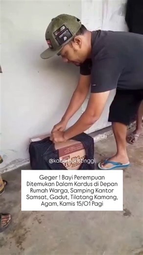 Kaba ❤️ Bukittinggi on Instagram: "Warga Gadut, Jalan Medan Lama Gadoet, Tilatang Kamang, Agam, @sumaterabarat.ig digegerkan dengan penemuan seorang bayi perempuan dalam sebuah kardus di depan salah satu rumah warga, tepatnya di samping Kantor Samsat Gadut. Kamis 15/01 pagi Dalam video yang tersebar terlihat bayi berada di dalam sebuah kardus dalam kondisi bersih dan diduga baru saja dilahirkan. Saat ditemukan bayi tersebut sudah tidak memiliki ari-ari dan diletakkan di dalam kotak karton bersam