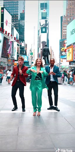 Stayin Alive at time square 🕺🏼 @Miranda Derrick @bdash_2 🎥: @isaiahshinn #fyp #stayinalive