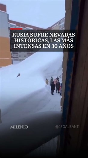 🚨❄️🇷🇺 Rusia enfrenta nevadas extremas, consideradas entre las más intensas de los últimos 30 años en varias regiones del país. En zonas como Kamchatka, la acumulación de nieve alcanzó niveles históricos, obligó a declarar estado de emergencia y dejó víctimas mortales, además de calles y edificios completamente cubiertos. En Moscú y otras regiones, las tormentas invernales han provocado caos en el transporte, cancelación de vuelos y labores constantes para retirar toneladas de nieve. Autoridad