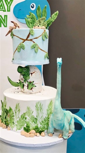 A spectacular dinosaur-themed cake created for a fun birthday celebration! 🦕💚 Featuring hand-sculpted dinosaurs, edible greenery, and a baby dino hatching from an egg — every detail brings this prehistoric world to life. A sweet adventure for Saiyan Ali’s special day! 🎉🌿 🎂 Made with love by @DeluxeSweetCakes / Paola Martinez 📍 Sugar Land, TX ☎️ 832 859 2782 ✨ Order your custom cake today and let’s make your theme roar to life! #DeluxeSweetCakes #SugarLandBakery #CustomCakesHouston #Dinosau