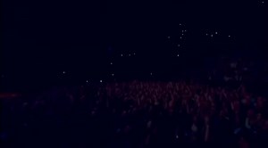 Pour les nostalgiques comme moi du boogie rock de Status Quo, groupe emblématique qui m’accompagne depuis l’adolescence, cette version live de « Down Down » captée à Dublin est une renaissance. Sorti en 1974, ce titre incarne l’énergie brute et l’élan rythmique qui ont défini le son du groupe. Ici, on retrouve la formation originelle : Francis Rossi, Rick Parfitt, Alan Lancaster et John Coghlan, au sommet de leur complicité, martelant ce classique avec une précision et une fougue intactes. Un té