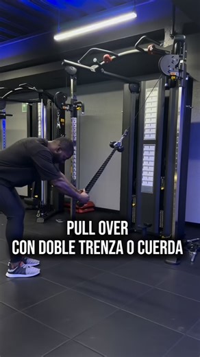 “Pull Over con doble trenza” Descripción: El Pull Over con doble trenza es una variación del clásico pull over realizado en polea alta, utilizando dos cuerdas (doble trenza) en lugar de una sola. Esta configuración permite un mayor rango de movimiento y una contracción más intensa del dorsal ancho, además de activar el core y los músculos #tips #rutina #dorsales #pullover | Wipi Florez G