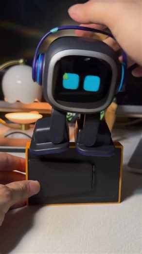 When I let Emo’s feet hover front and back #emorobot #emo #livingai #emorobotpet