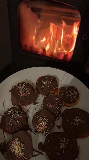 Making memories 💕 I hope you all had a lovely bonfire night last night! We are on a little trip down south this week with no fireworks shows in the area so we decided to make some firework apples instead 🎆 sometimes it’s the simple things 🥰 | Mummy-Made Magic