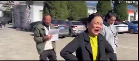 3月30日，云南曲靖市，曲靖荷叶村15岁女孩遭14岁男孩杀害案开庭　受害者母亲：要求判处死刑，不接受赔偿。2025年7月6日晚，15岁女孩方雨涵与同村14岁男孩蒋纪标一同前往村民家参加聚会。返程途中，蒋纪标突然对方雨涵实施暴力，企图性侵。方雨涵激烈反抗并呼救，蒋纪标遂将其活活掐死。据警方通报，作案后，蒋纪标用手机拍摄了被害人隐私部位照片，随后将尸体拖至200余米外的路边抛弃。当晚，他再次返回现场附近，以“讨水喝”为由试探附近目击老人是否发现作案过程，并向警方供述：若老人目击，将实施灭口。次日上午，蒋纪标仍如常跟随母亲上山采蘑菇，未表现出任何恐慌或悔意。方雨涵系留守儿童，父母常年在外务工。该案于今日在曲靖市中级人民法院开庭审理。受害者父母明确表示不接受任何民事赔偿，坚决要求对被告人蒋纪标判处死刑。方雨涵母亲在提交给法院的诉求书中写道：“如果不对其适用死刑，将会使社会上的不法分子认为‘杀人无需偿命，蹲上几年牢就可以出来了’，将会助长不法分子漠视他人生命的嚣张气焰。虽然蒋某标是未成年人，但是未成年不应该成为免死金牌。未成年不代表其对自己的行为和行为后果没有清醒的认知，未成年不代表其不需以及不