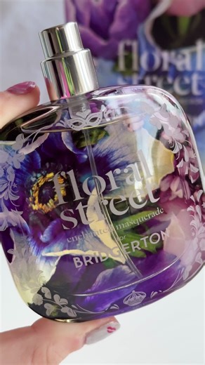 Dearest gentle reader ✨ I was very kindly gifted the brand-new Floral Street x Bridgerton Enchanted Masquerade fragrance to mark the arrival of Season 4 on Netflix! 👸🏻 With top notes of fresh pear, hazelnut and gardenia, before a honeyed Centifolia rose takes the middle notes. It is delicate, alluring and utterly addictive. As the fragrance unfolds, soft skin musks and sweet cedarwood linger, leaving an elegant and stunning scent on the skin. The bottle is out of this world, the signature Flor