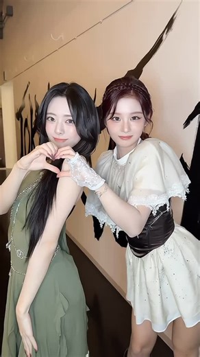 NMIXX 엔믹스 SULLYOON 설윤 on Instagram: "Blue Valentine with #YUNA #ITZY ˗ˋˏ🐰🐰ˎˊ˗ #NMIXX #엔믹스 #SULLYOON"