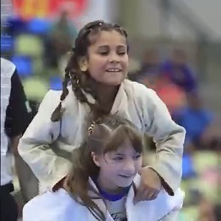 یہ بچی میچ تو جیت گئی، پھر اپنے حریف کے آنسوؤں کو مسکراہٹ میں بدل کر سب کے دل بھی جیت لیے 🥹