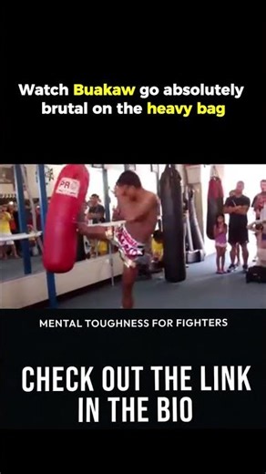 Watch Buakaw go absolutely brutal on the heavy bag #buakaw #muaythai #shorts