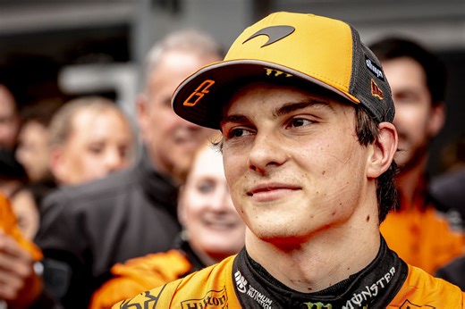 Oscar Piastri drops 5-word reaction for a clip featuring him during the driver's parade