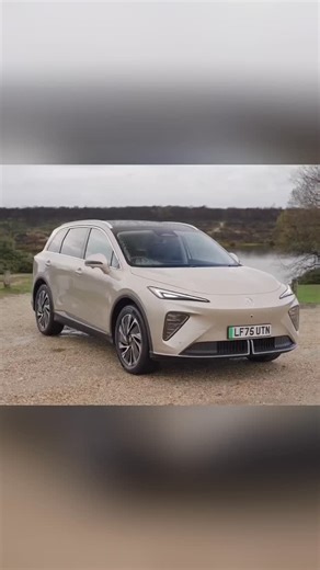 ⚡ MG S6 EV : trop cher pour être une bonne affaire ? Le nouveau MG S6 EV démarre à 44 990 €, avec 244 ch en propulsion ou 361 ch en transmission intégrale. Batterie 77 kWh, 485 à 530 km WLTP, recharge rapide 144 kW (10-80 % en 38 min). Ultra équipé (sièges ventilés, pompe à chaleur, V2L, écrans 12,8”), il vise frontalement le Tesla Model Y… sauf que la Tesla démarre environ 5 000 € moins cher. 👉 MG est-il en train de perdre son ADN low-cost électrique ? #automobile #voiture #actu #info #mg | Oc