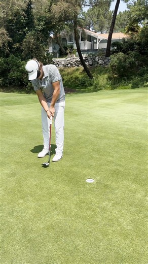 Aujourd'hui, Oihan Guillamoundeguy relève un défi incroyable : réussir à faire un trou mais avec les yeux bandés ! 🎯👀 Est-ce que le talent suffit quand on ne voit rien ? La réponse est dans le swing avec le troisième épisode de notre série de vidéos défis ! ⛳️ #resonancegolfcollection #oihanguillamoundeguy #golfchallenge | Resonance Golf Collection