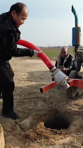 يتم إدخال أنبوب بلاستيكي في البئر لاستخراج الماء.