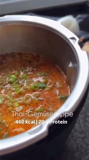 Elvira Flohr on Instagram: "🥥🌶 Thai-Gemüsesuppe mit Kokosmilch – 20-Minuten Soulfood Würzig, cremig, extraschnell – perfekt für Meal Prep oder den Feierabend. 📝 Zutaten für 4 Portionen • 2 Knoblauchzehen • 10–15 g frischer Ingwer • 20 g Sesamöl • 40 g rote Currypaste • 1 EL Gemüsebrühe (@dudelwuerzt) • 400 g gemischtes Gemüse (z. B. Paprika, Karotten, Brokkoli) • 900 ml Wasser • 500 ml Kokosmilch (1 Dose) • 50 g Sojasauce • 100 g Glasnudeln • Handvoll frischer Koriander oder Petersilie Option