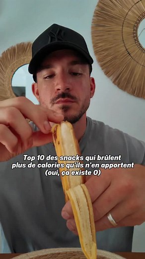 🚫 Tu crois que grignoter = grossir ? Erreur Certains snacks font l’effet inverses ils demandent à ton corps plus d’énergie pour être digérés qu’ils n’apportent. (oui, ça existe👀) ⚡️Ça s’appelle l’effet thermique des aliments (TEF) → ton métabolisme dépense de l’énergie juste pour assimiler ce que tu manges. 1 🥒 Concombre 95% d’eau, quasiment 0 calorie. Ton corps dépense à le digérer qu’il n’en reçoit. 2 🥬 Céleri branche L’exemple classique des « calories négatives » Beaucoup de fibres insolu