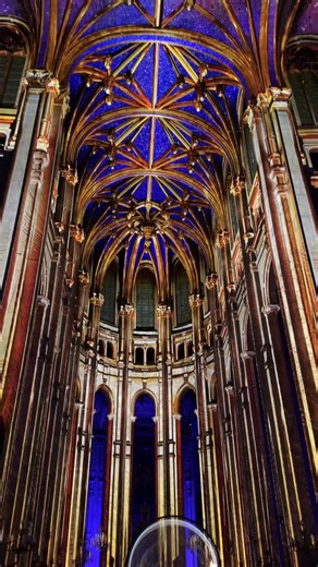 Les splendeurs du Monde on Instagram: "À l’Église Saint-Eustache, @lumini.scence métamorphose l’édifice en une véritable scène immersive ✨ Ce spectacle associe projections monumentales, jeux de lumière, musique et narration, révélant les voûtes, les volumes et les détails architecturaux souvent invisibles à l’œil nu. Pensée comme une expérience sensorielle complète, Luminiscence fait dialoguer patrimoine et création contemporaine, offrant une nouvelle lecture de l’église à travers la lumière et