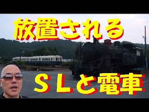 放置されるSLと電車（大井川鐡道）