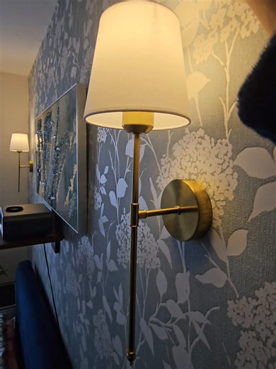 £15 Wireless wall lights with a rechargeable bulb, timer feature and black or gold lamp options #walllights #homedecor #lightingtech #tiktokmademebuylt #homeliving #light #decor #walldecor #bed #lighting #lifeupgrade #homesetup #smartliving #modernhome #thingsyoudidntknow #ukfinds #deco #lamps #fyp #vir