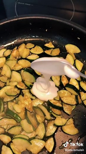 Krämig vegetarisk pasta med zucchini för studenter