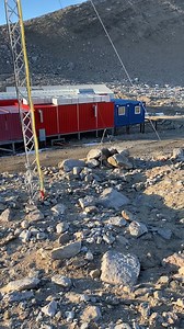 NORSARs sjef, Anne Strømmen Lycke er nå på den norske Trollstasjonen i Antarktis, hvor det foregår verdensledende forskning, blant annet på jordens bevegelser og en rekke andre forhold som kanskje kan gi noen svar om klimagåten. Fordi vi er så langt sør det går an, er det "sommer" med bare -25 grader, sørlys og midnattsol her nå. | NORSAR