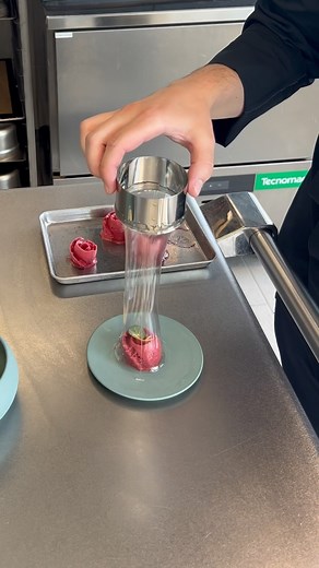 Jeremy Rochat 🇨🇭 on Instagram: "Suite à ma visite chez @vibration.epices j’ai sélectionné 2 mélanges étonnants pour créer ce dessert; Cookie aux baies roses - praliné lentille - espuma tropical maple - chocolat bulle - sorbet fruits rouges. Le Tropical Maple apporte des notes de tonka, et le Toba Lake avec ses notes d’agrumes se marie super bien avec le chocolat. Abonne toi @rochat_jeremy et laisse un 🔥 si tu veux la recette du cookie aux baies roses. Merci encore @vibration.epices de m’avoir