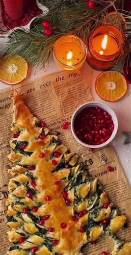 🇦🇿 Piroq “Yolka” – Yeni il üçün ideal seçim 🎄 Lazım olanlar: yağlı xəmir, ispanaq, pendir (tvorojniy və holland). Üzəri üçün: yumurta sarısı. Sobada qızarır, süfrədə isə dərhal yox olur 😍 Siz bunu sınamısınız? ⸻ 🇷🇺 Пирог «Ёлка» – идеальный вариант к Новому году 🎄 Ингредиенты: слоёное тесто, шпинат, сыр (творожный и голландский). Для верха: яичный желток. Румяный, ароматный и очень вкусный 😍 Вы уже пробовали такой пирог? ⸻ 🇬🇧 “Christmas Tree” Pie – perfect for New Year 🎄 Ingredients: p