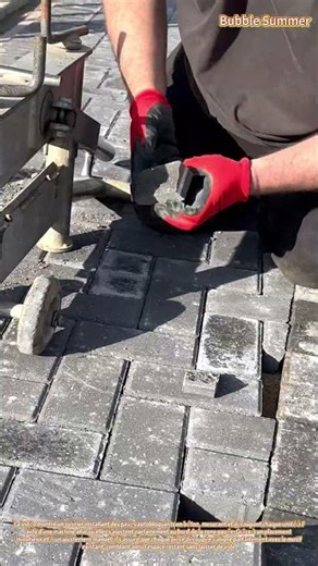 Découpe et ajustement de pavés pour terminer le bord du trottoir