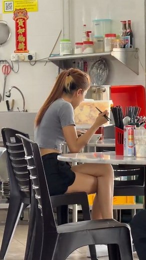 Hello Man......吃肉骨茶给人偷拍咧，幸好没有坐到脚开开mak mak酱☝🏻🤷🏻‍♀️😂 #fblifestyle | VOon Z'y