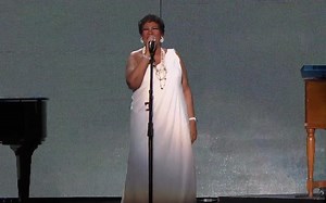 【全场起立的惊艳现场】Aretha Franklin - Amazing Grace 2011