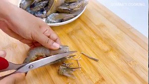 1.4M views · 31K reactions | របៀបធ្វើបង្កងខ្ទិះ Creamy Coconut Prawn is commonly served with bread or rice. Ingredients: 1½lb [650g] Prawns 1 Onion 1Tbsp Finely chopped dried chili 3Tbsp Lemongrass paste 1½Tbsp Fish sauce ¼tsp Salt 1Tbsp Palm sugar 1Tbsp Oyster sauce 1¼cup [300ml] Coconut milk | Somar's Cooking | Facebook