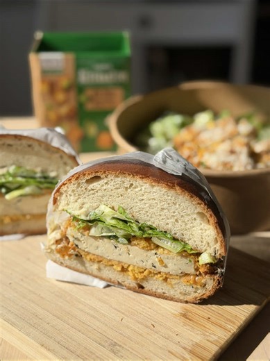 יוצאים מהקופסה פרק 3 | כריך וסלט קיסר עם שניצל טופו קריספי 🥬 פרסום בשיתוף ממומן תנובה אלטנרטיב @תנובה ALTERNATIVE רוטב קיסר לייט: 2 כפות מיונז לייט חצי כפית חרדל חלק חצי כפית חרדל דיז׳ון גרגרים כפית חומץ תפוחים או חומץ רגיל חצי כפית צלפים (לא חובה) חצי כפית דבש מלח פלפל לפי הטעם מערבבים הכל בצנצנת או קערה עד שמתאחד. לשניצל טופו: חבילת טופו אלטרנטיב עם בזיליקום 1 כף רוטב סויה 1 כפית סרירצה לבלילת טמפורה: 4 כפות קמח לבן חצי כוס מים קרים תבלינים: חצי כפית פפריקה, חצי כפית אבקת שום, חצי כפית מלח לצ