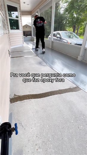 Nathan Silva | Pintura e Construção 🇺🇸 on Instagram: "Você sabe o passo a passo correto para executar um piso epóxi profissional de verdade? Muitos aplicadores erram porque pulam etapas essenciais. No método certo, você aprende: lixar corretamente o concreto, tratar trincas, aplicar primer, epóxi, flakes e finalizar com clear coat — tudo na ordem certa para garantir aderência, acabamento e durabilidade. Isso é o que separa quem aplica epóxi barato de quem vende serviço profissional e bem pago.